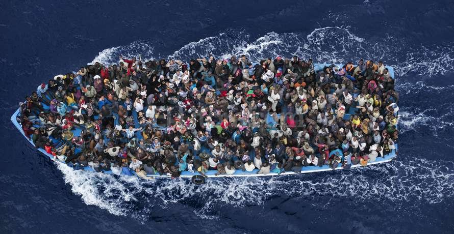 Este domingo se registró cerca de las costas de Italia el naufragio de una embarcación con más de 700 personas a bordo.
