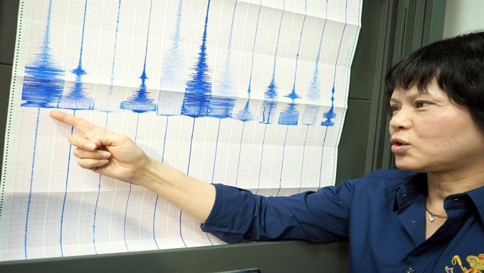 Lu Pei-ling, subdirectora del Centro Sismológico Observación taiwanés señala gráfico después de un terremoto de 6,3 grados de magnitud sacudió la costa de Hualien