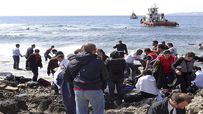 Inmigrantes indocumentados llegan a la playa de Zefyros en Rodas