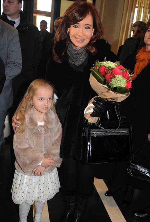 La mandataria argentina fue recibida en un hotel en Moscú por una niña llamada Cristina