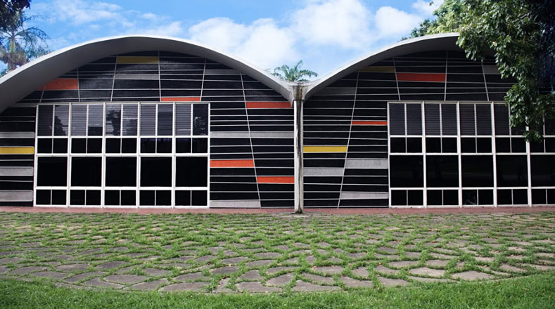 Biblioteca de la Facultad de Ingeniería de la Universidad Central de Venezuela (la fachada es un mural del artista venezolano Alejandro Otero) Caracas- Venezuela