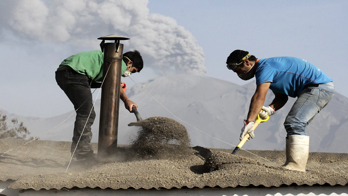 Afectados participan en jornadas de limpieza tras erupción volcánica.