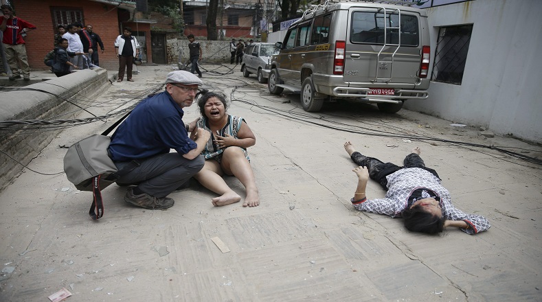 Se reportan víctimas mortales tras el fuerte terremoto que también se sintió en India y Pakistán.
