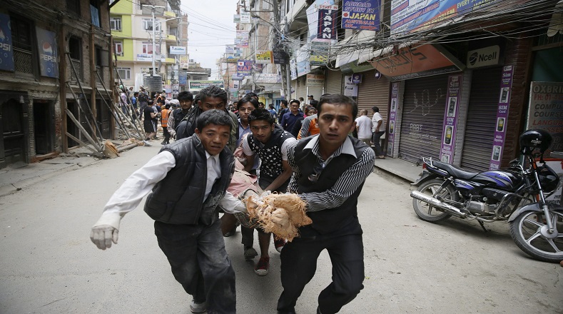 En las calles de la capital se veían caminar muchos hombres cargando mujeres y niños heridos.