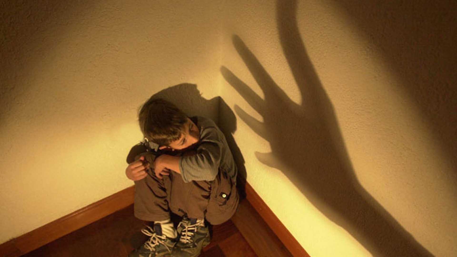 Toda acción que provoque daño físico o psicológico en menores se entiende como maltrato infantil.