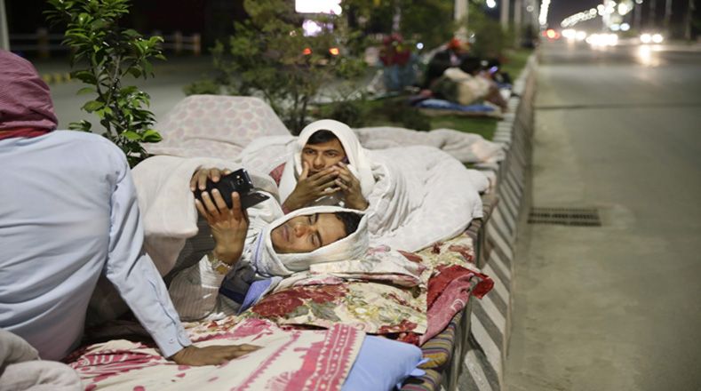 Muchas personas duermen en las calles tras el devastador sismo.