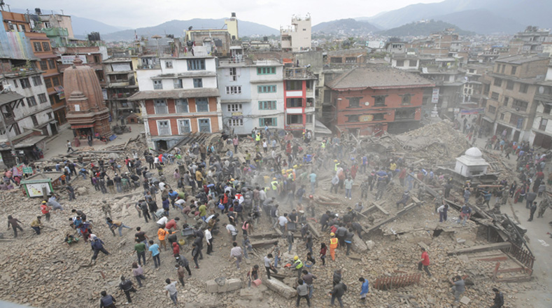  En Katmandú, donde ocurrió el sismo, los sobrevivientes buscaban debajo de los edificios derrumbados.