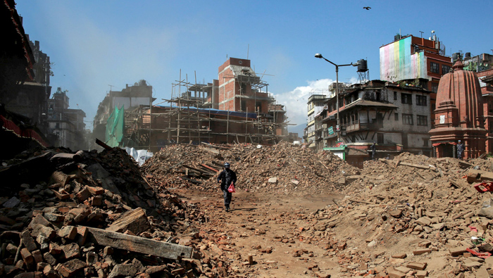 35 de los 75 distritos de las regiones occidental y central de Nepal sufren las consecuencias del sismo y sus réplicas.