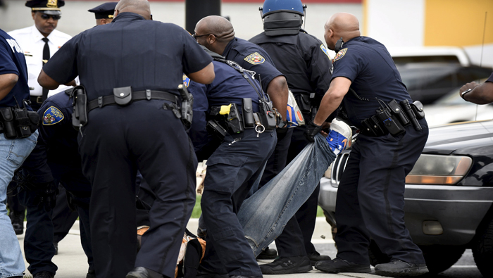 Efectivos policiales arremeten contra los manifestantes en  Baltimore (noreste de EE.UU).