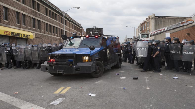 Una barrera de policía bloquea calle para reprimir protesta por rechazo a la muerte de Freddie Gray.