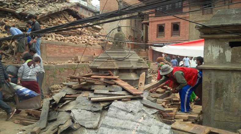 Supervivientes y voluntarios revisan los escombros de templos y estructuras derrumbadas