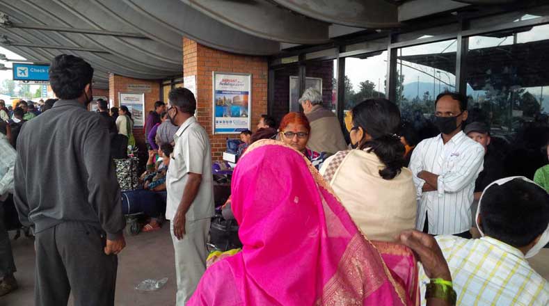 Miles de turistas se congregan en el aeropuerto de Katmandu para abandonar el país