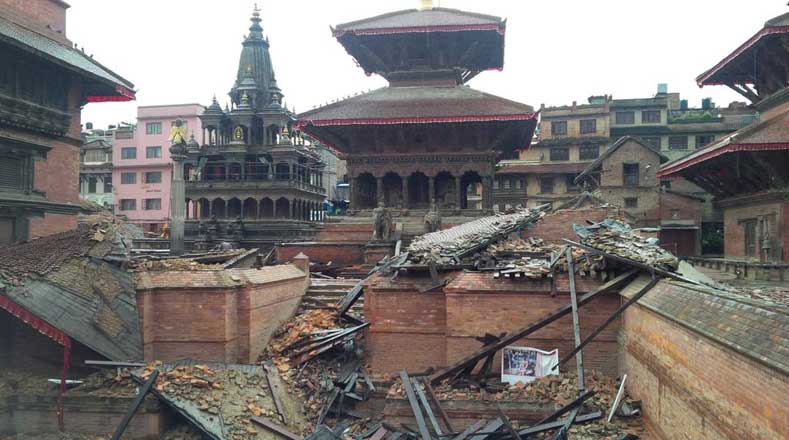 Varios palacios y templos del Centro cultural de Lalitpur quedaron en ruinas y los que siguen de pie tienen grietas