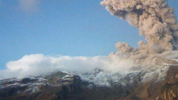 El volcán ha hecho emisiones de cenizas.