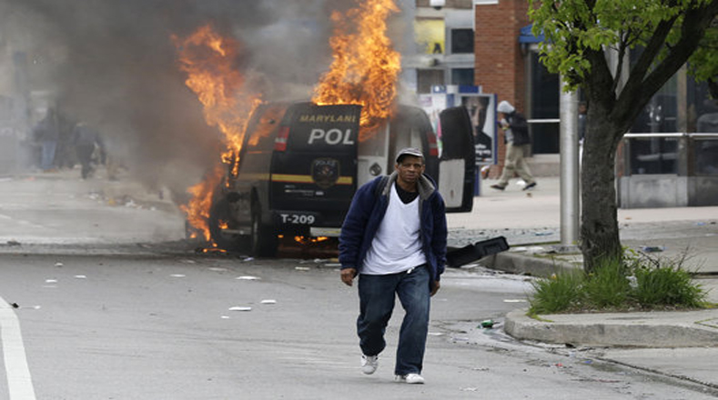 Comunidad afroamericana sigue dolida expresando su furor en las calles, sin miedo a las represalias policiales.