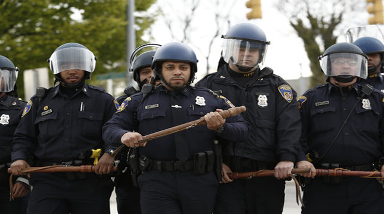 Los policías armados a las expectativa de usar sus bastones contra los afroamericanos. 