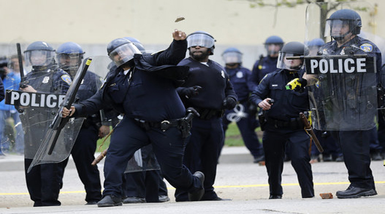 Aquí se ve a la policía haciendo uso indiscriminado de la fuerza.