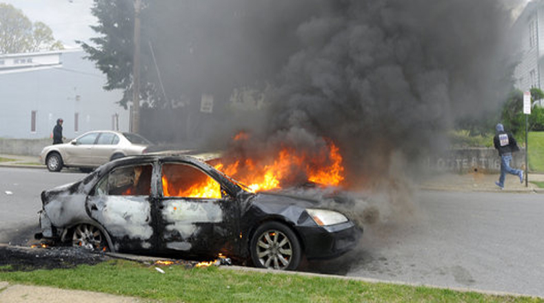La furia se expresó en las calles, de tal manera, que ni los autos se salvaron del incendio.