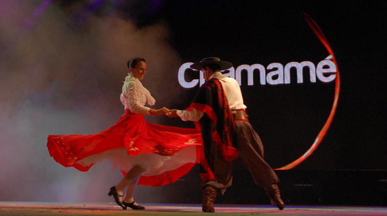 El Chamamé: Género musical bailable del folklore argentino, surgido en la Provincia de Corrientes. La palabra "Chamamé" es de origen guaraní y significa "Danza bajo la lluvia".