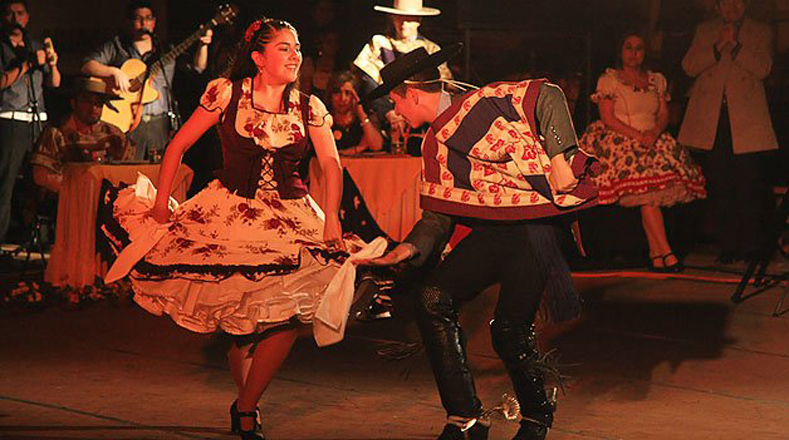 Cueca: Baile nacional de Chile, nació a partir de una mezcla entre ritmos amerindios y españoles. Se baila en parejas pero sin contacto físico, y cada uno de los bailarines tiene en la mano derecha un pañuelo.