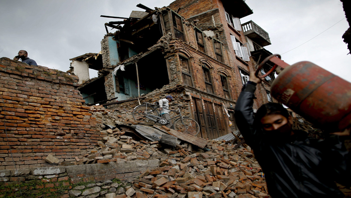 La ayuda humanitaria ha comenzado a llegar a Nepal, pero aún es insuficiente