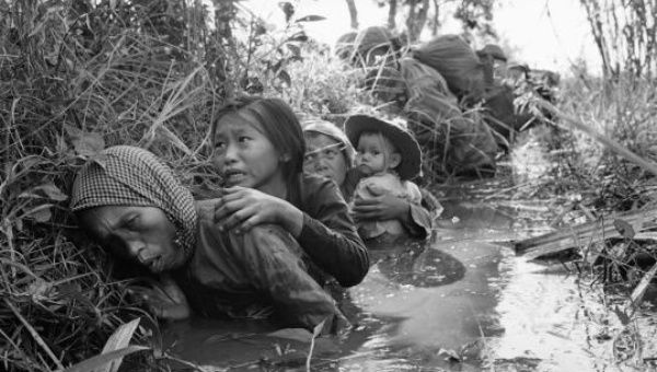 La guerra de Vietnam, o también llamada Segunda Guerra de Indochina, inició en 1964 y acabó el 30 de abril de 1975 con la caída de Saigón, hecho que dio paso a la reunificación territorial y a la creación de la República Socialista de Vietnam.