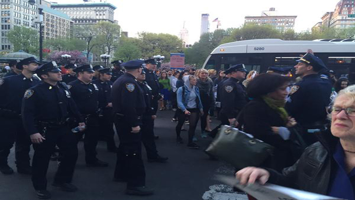 Centenares de personas salieron a las calles de Nueva York en repudio al abuso policial en EE.UU.