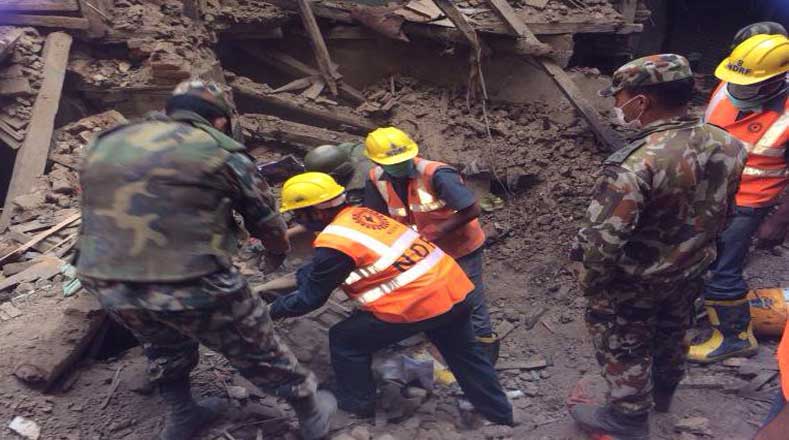 Rescatistas buscan dos cuerpos entre las ruinas de un comercio destruído en Katmandu