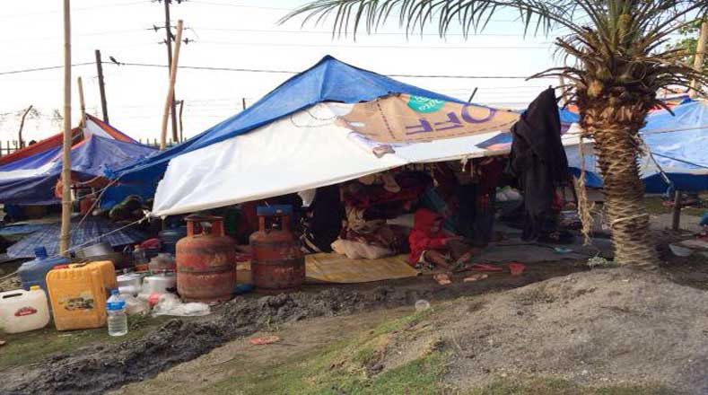 Cinco familias se protegen de la lluvia en un campamento improvisados en Katmandu con lonas