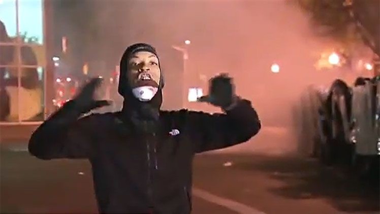 Baltimore fue en la tarde del lunes escenario de violentos choques entre manifestantes y fuerzas policiales