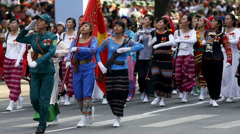 Milicia femenina de las minorías étnicas marcharon durante el desfile militar.