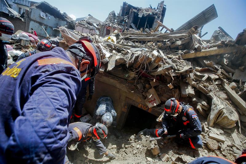 En Nepal se sigue trabajando en la remoción de escombros.