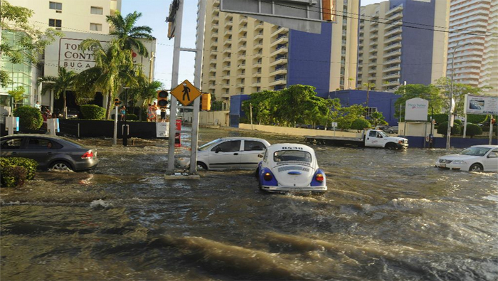 El Ejército mexicano aplica un plan especial en los municipios de Acapulco y Coyuca de Benítez por el fenómeno de mar de fondo, donde el oleaje provocó daños en 60 viviendas.