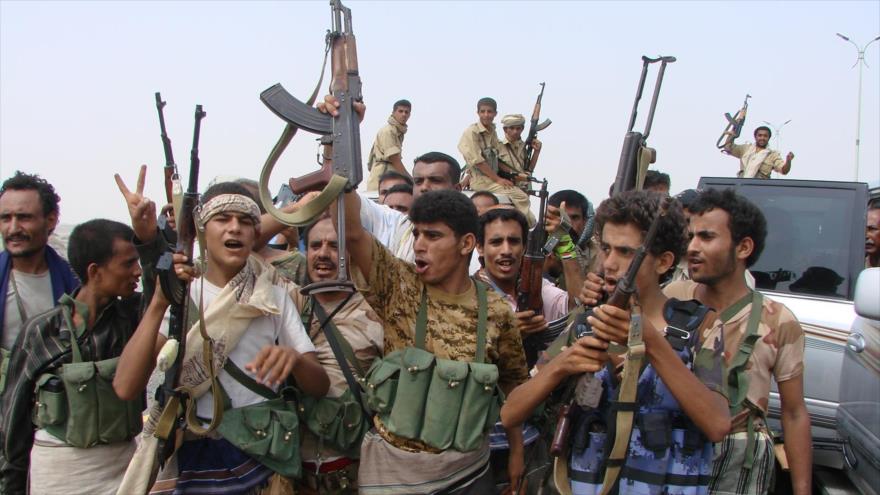 Soldados yemeníes junto a las fuerzas tribales.