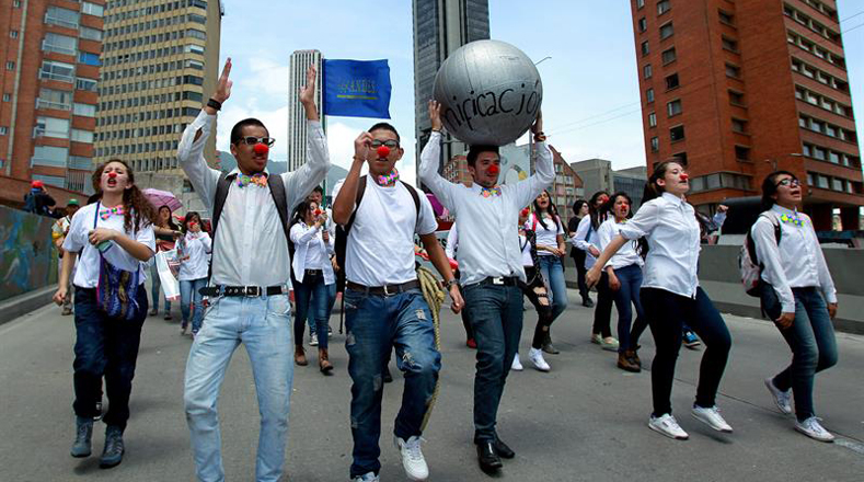 Los maestros siguen marchando en Bogotá por incremento salarial y el requisito de la evaluación.