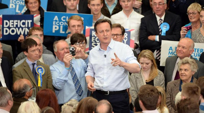 Primer ministro británico David Cameron del Partido Conservador se proyecta con mayor número de votos en las elecciones, pero sin los suficientes para alcanzar el triunfo. 