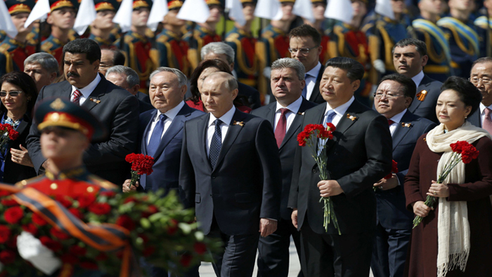 Líderes mundiales acompañaron al Presidente Putin a entregar ofrenda floral a los caídos durante la Segunda Segura Mundial.