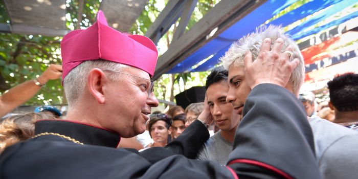 El arzobispo canadiense, Roger LaRade, mientras oficiaba una de las bodas simbólicas
