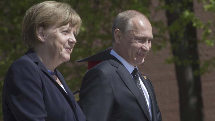 La canciller alemana Ángela Merkel y el presidente ruso Vladimir Putin y se reunieron este domingo en Moscú (capital de Rusia).