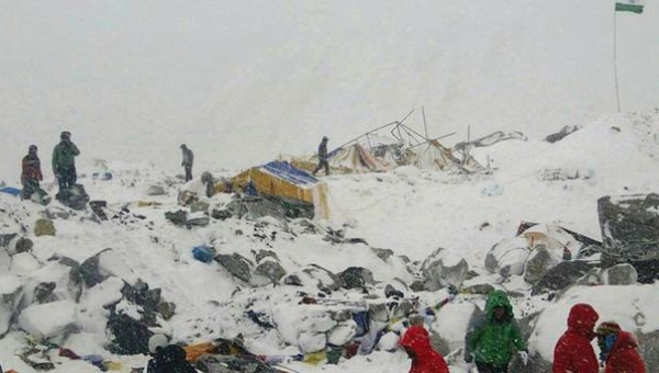 Tras el terromoto registrado el pasado 25 de abril en Nepal, una avalancha sepultó el campamento base del monte Everest.