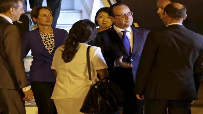Hollande fue recibido en La Habana por el vicecanciller cubano, Rogelio Sierra