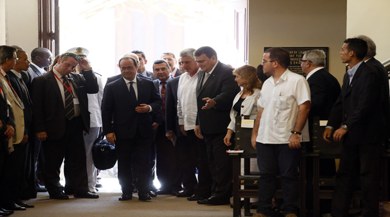 Durante su estancia, el jefe de Estado francés mantuvo conversaciones con el presidente Raúl Castro y otras autoridades cubanas.