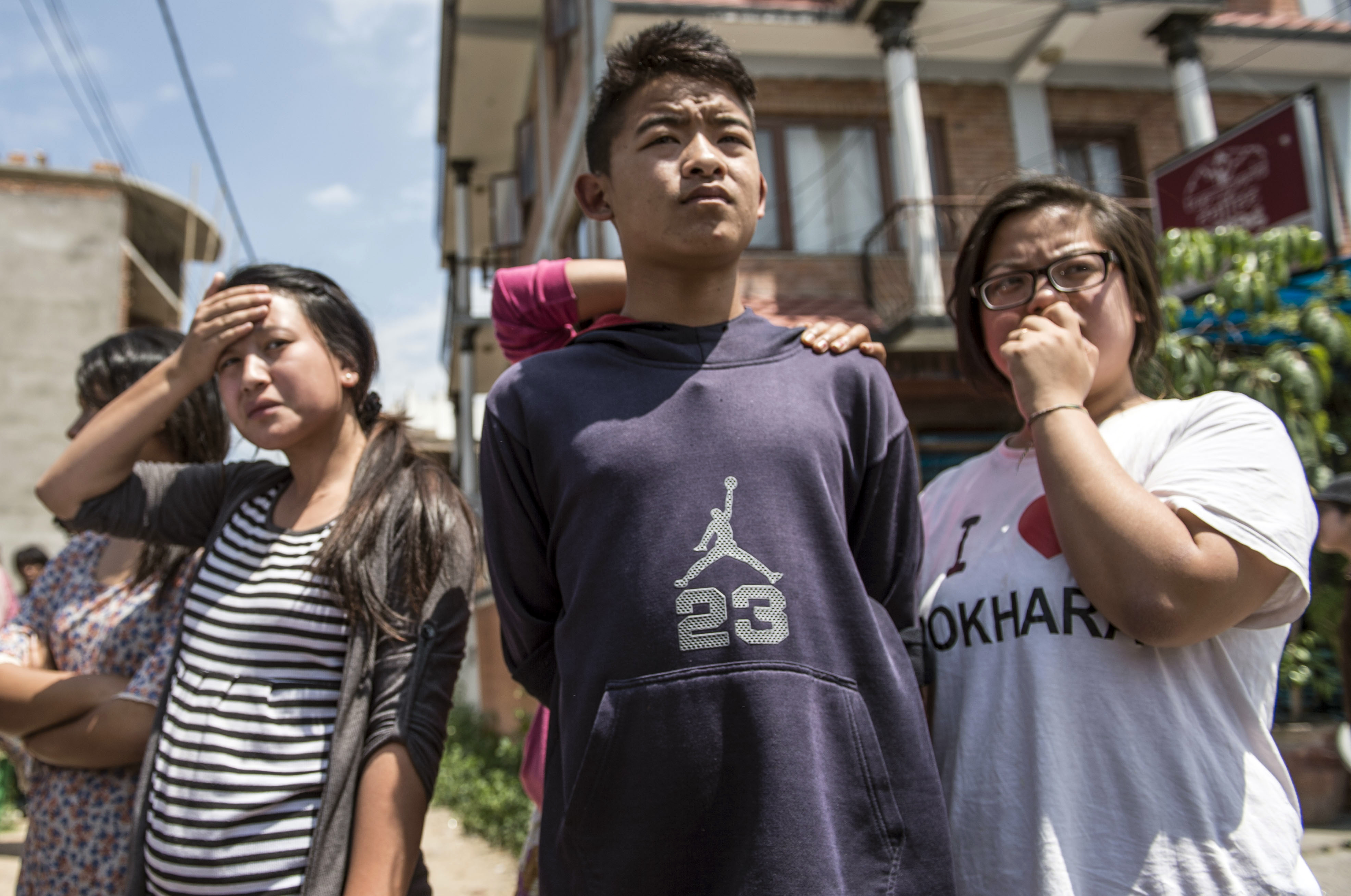 Residentes permanecen en las calles frente a edificios tras un seísmo, en Katmandú, Nepal, el 12 de mayo de 2015.