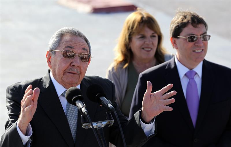 Raúl Castro hizo el anuncio desde el aeropuerto donde despidió al Presidente francés tras su visita oficial.