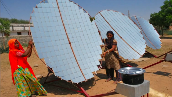 La razón por la que sólo mujeres son capacitadas como ingenieras solares es que ellas son el núcleo de sus comunidades.