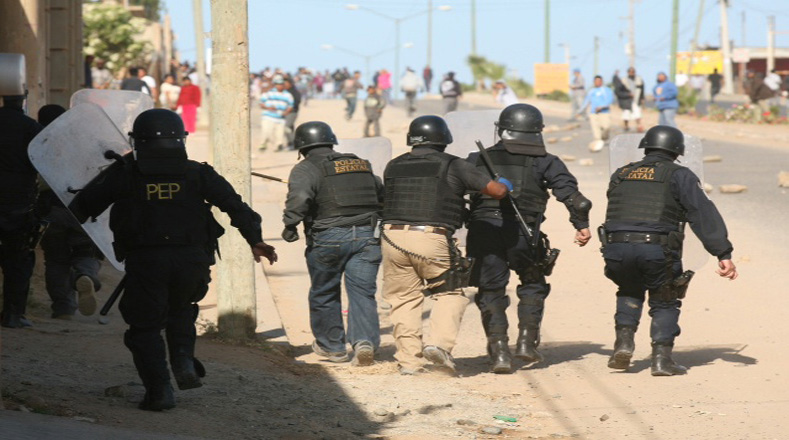 Videos grabados por el periodista y corresponsal de teleSUR en México, Eduardo Martínez confirman la represión policial.