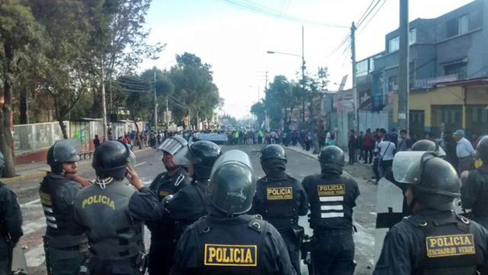 La Policía lanzó bombas lacrimógenas y perdigones al interior de la Universidad Nacional de SanAgustín.