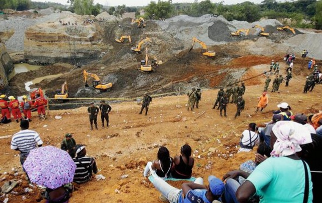 Familias de los mineros esperan a que los rescaten