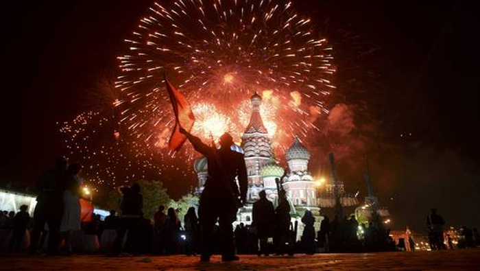 Fuegos artificiales sobre la Plaza Roja de Moscú, el pasado sábado, cuando Rusia celebró 70 años de la derrota nazi.