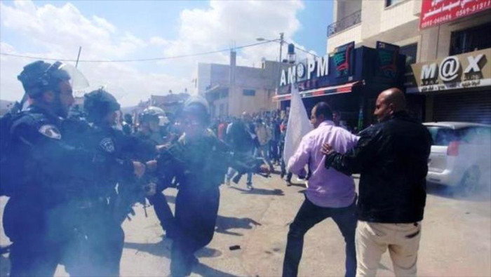 Policías israelíes arremetieron contra los palestinos que protestaban pacíficamente.
